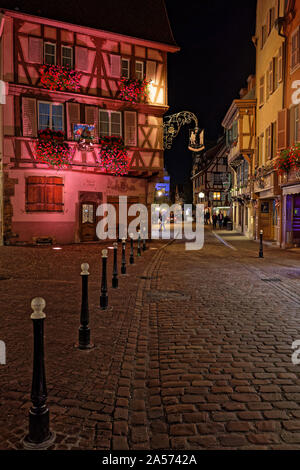 COLMAR, Francia, 11 Ottobre 2019 : vecchie strade tipiche di Colmar a notte. La città è rinomata per il suo ben conservato centro storico e le sue numerose archi Foto Stock