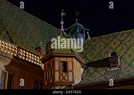 COLMAR, Francia, 11 Ottobre 2019 : colorato tradizionale di tetti di tegole di notte. Colmar è rinomata per il suo ben conservato centro storico e le sue numerose archit Foto Stock