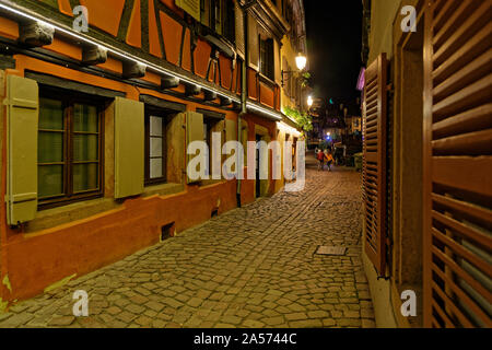 COLMAR, Francia, 11 Ottobre 2019 : vecchie strade tipiche di Colmar a notte. La città è rinomata per il suo ben conservato centro storico e le sue numerose archi Foto Stock