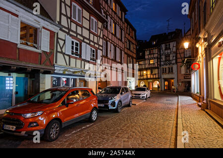 COLMAR, Francia, 12 Ottobre 2019 : Vecchia strada tipica di Colmar a notte. La città è rinomata per il suo ben conservato centro storico e le sue numerose archit Foto Stock