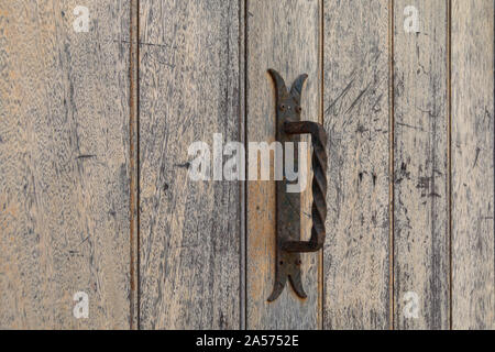 Ferro vecchio arrugginito maniglia su porte in legno Foto Stock