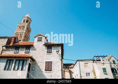 Città vecchia di edifici e il Palazzo di Diocleziano San Domnio Duomo Torre Campanaria in Split, Croazia Foto Stock