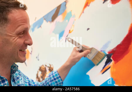 Berlino, Germania. Xvii oct, 2019. Il pittore e artista Norbert Bisky informa i rappresentanti della stampa circa la sua doppia esposizione per l anniversario della caduta del muro di Berlino. Credito: Paolo Zinken/dpa/Alamy Live News Foto Stock