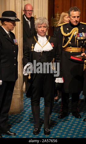 14 ottobre 2019 Londra REGNO UNITO membro apertura del Parlamento 2019. Sarah Clarke OBE è un amministratore britannico. Dal 13 febbraio 2018, ha servito come asta di nero, la prima femmina nera Asta in 650 anni di storia del ruolo. Il ruolo è formalmente "La Signora Usciere del Black Rod'. Prima di assumere questo ruolo è stata responsabile dell'amministrazione dei campionati, Wimbledon. Foto Stock