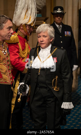 14 ottobre 2019 Londra REGNO UNITO membro apertura del Parlamento 2019. Sarah Clarke OBE è un amministratore britannico. Dal 13 febbraio 2018, ha servito come asta di nero, la prima femmina nera Asta in 650 anni di storia del ruolo. Il ruolo è formalmente "La Signora Usciere del Black Rod'. Prima di assumere questo ruolo è stata responsabile dell'amministrazione dei campionati, Wimbledon. Foto Stock