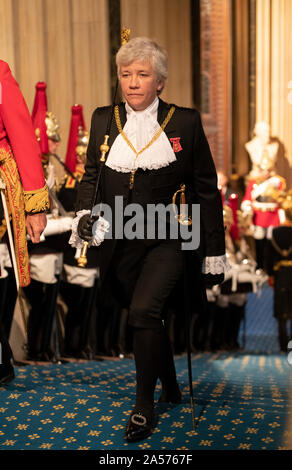 14 ottobre 2019 Londra REGNO UNITO membro apertura del Parlamento 2019. Sarah Clarke OBE è un amministratore britannico. Dal 13 febbraio 2018, ha servito come asta di nero, la prima femmina nera Asta in 650 anni di storia del ruolo. Il ruolo è formalmente "La Signora Usciere del Black Rod'. Prima di assumere questo ruolo è stata responsabile dell'amministrazione dei campionati, Wimbledon. Foto Stock