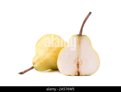 Giallo maturo di pere con foglie isolati su sfondo bianco Foto Stock