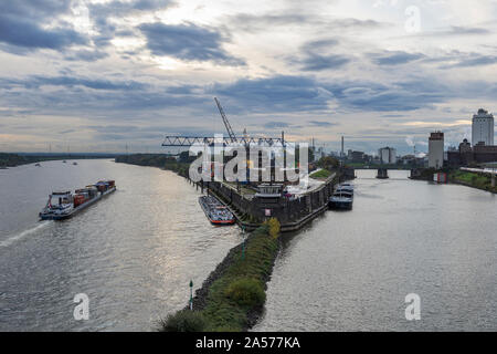 Krefeld-Linn - Close-Up-vista dal fiume ponte sul Reno per il porto della Renania settentrionale-Vestfalia, Germania, 18.10.2019 Foto Stock