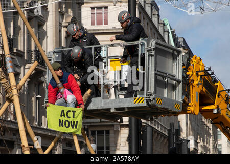 Londra, Regno Unito. 18 ott 2019. Estinzione della ribellione dimostrante è rimosso dal tende Tepee realizzato localmente dallo specialista della Metropolitan Police officer presso Oxford Circus, Oxford Street, Londra Credito: Ricci Fothergill/Alamy Live News Foto Stock