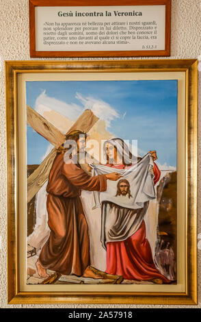 Italia Puglia San Giovanni Rotondo (FG): la chiesa di Santa Maria delle Grazie: Foto della via crucis nei corridoi delle celle dei monaci Foto Stock