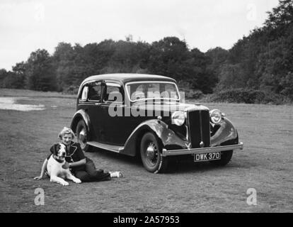 1938 Daimler DB18 con la signora e il suo cane. Foto Stock