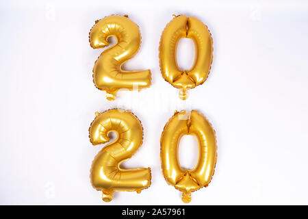 Palloncini oro isolato su bianco Foto stock - Alamy