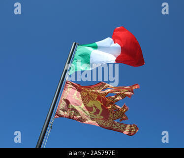 Bandiera italiana e la bandiera della Regione Veneto nel cielo Foto Stock