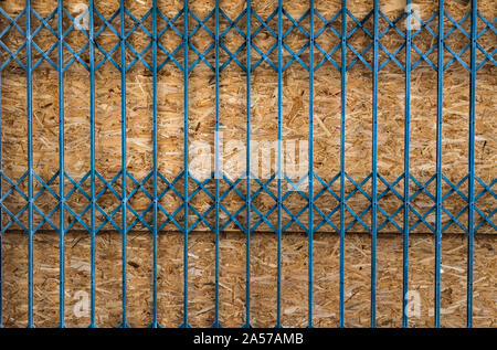 Chiuso e porta chiudibile infront di sfondo di legno compensato Foto Stock