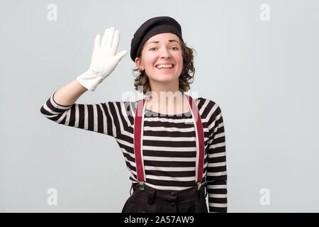 Piuttosto caucasica ragazza mime sventolare le mani dicendo ciao Foto Stock