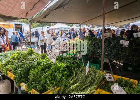 Gli agricoltori' sorge nella Grand Army Plaza Greenmarket a Park Slope di Brooklyn a New York Sabato, 12 ottobre 2019. (© Richard B. Levine) Foto Stock