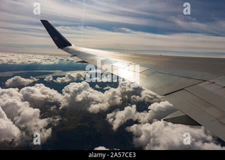 Battenti fuori dall'aeroporto di Shannon , affacciato sulla campagna irlandese Foto Stock