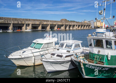 Barca da pesca e il tedesco WW2 Kriegsmarine base sottomarina, fortificato di U-boat penna nel porto di Saint-Nazaire, Loire-Atlantique, Francia Foto Stock