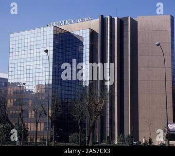 EDIFICIO DE OFICINAS LA ADRIATICA DE SEGUROS - 1979. Autore: CARVAJAL FERRER FRANCISCO JAVIER. Location: Edificio DE OFICINAS ADRIATICA. MADRID. Spagna. Foto Stock