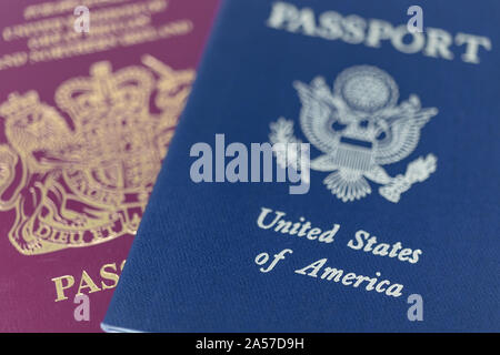 London / UK - 9 Ottobre 2019 - UK e US passaporti, estrema closeup macro con una profondità di campo ridotta Foto Stock