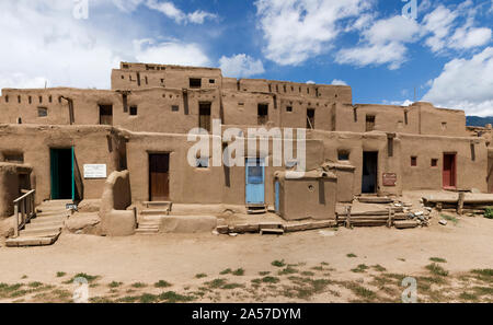 Case di fango in un villaggio, Taos Pueblo, Nuovo Messico, STATI UNITI D'AMERICA Foto Stock