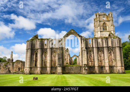 La Chapter House e Fountains Abbey monastero cistercense chiesa dalla cappella di altari attraverso la navata centrale con torre Nord Yorkshire Inghilterra Foto Stock