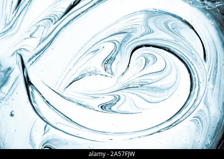 Morbido sfondo astratto, vista dall'alto del blu e del bianco roteato paint texture. Foto Stock