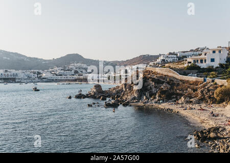 Mykonos, Grecia - 19 Settembre 2019: Vista di nascosto e Spiaggia di Platis Yialos beach su sfondo a Mykonos, una popolare destinazione di viaggio in Grecia. S Foto Stock