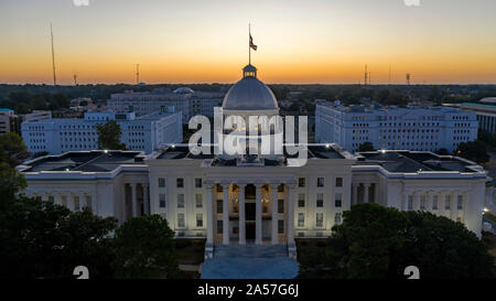 Golden la luce solare raggiunge l'orizzonte mostra attorno alla capitale statehouse a Montgomery in Alabama Foto Stock