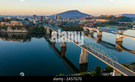 Fiume Tennessee si avvolge intorno alle banche del centro cittadino di Chattanooga TN all'alba Foto Stock