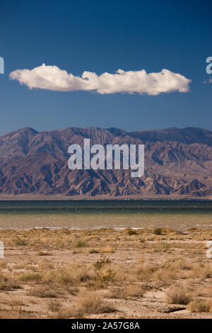 Mare con una catena montuosa, Salton Sea, Bombay Beach, Imperial County, California, Stati Uniti d'America Foto Stock