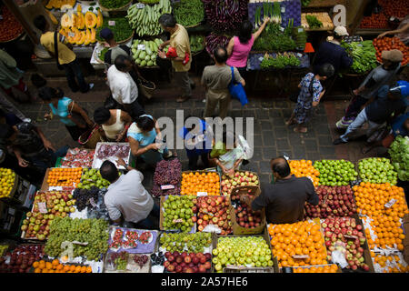 People Shopping in un mercato ortofrutticolo, Mercato Centrale, Port Louis, Maurizio Foto Stock