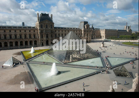 Piramide di fronte a un museo, la Piramide del Louvre, il Musee du Louvre, 1° Arrondissement di Parigi, Parigi, Ile-de-France, Francia Foto Stock