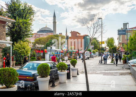 Museo Hagia Sophia e la moschea è visibile in distanza vicino alla vita ottomano parco su una strada nel quartiere di Sultanahmet di Istanbul in Turchia. Foto Stock