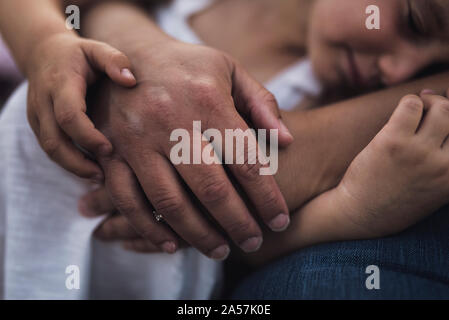 Sleeping 4 yr old girl cullati nella madre del braccio - B/W photo Foto Stock