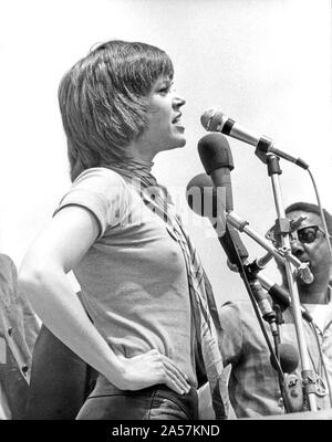 L'attrice Jane Fonda è mostrato come ha affrontato la stima di 100.000 persone che hanno partecipato all'anti-war rally con la Casa Bianca. La dimostrazione è stata generalmente non violenta per salvare i focolai sparsi lungo Pennsylvania Avenue vicino al Dipartimento di Giustizia edificio a Washington il 9 Maggio 1970.Credit: Benjamin E. 'gene' Forte - CNP | Utilizzo di tutto il mondo Foto Stock