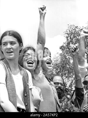 L'attrice Jane Fonda alza il suo pugno chiuso verso i manifestanti come gridano "Potere al popolo' dopo aver affrontato la stima di 100.000 persone che hanno partecipato all'anti-war rally con la Casa Bianca. La dimostrazione è stata generalmente non violenta per salvare i focolai sparsi lungo Pennsylvania Avenue vicino al Dipartimento di Giustizia edificio a Washington il 9 Maggio 1970.Credit: Benjamin E. 'gene' Forte - CNP | Utilizzo di tutto il mondo Foto Stock