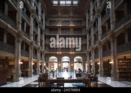 Gli interni di una libreria, Peabody Institute, Johns Hopkins University, Baltimora, Maryland, Stati Uniti d'America Foto Stock