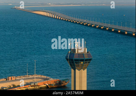 Torre di osservazione e causeway in mare, Causeway King Fahd, Bahrain Foto Stock