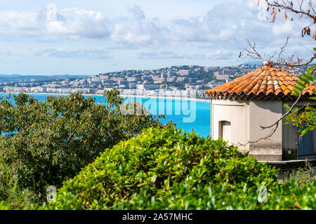 Vista delle acque turchesi del Mar Mediterraneo, spiaggia, Baia degli Angeli, la città e la Collina del Castello ascensore da una minore area di vedetta sulla Collina del Castello di Nizza Francia Foto Stock