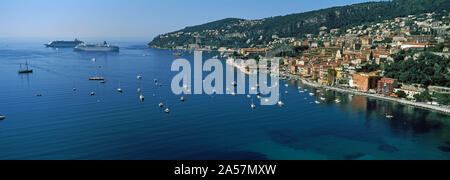 Case in una città su una collina, Villefranche-Sur-Mer, alpi marittime, provenza alpi costa azzurra, francia Foto Stock