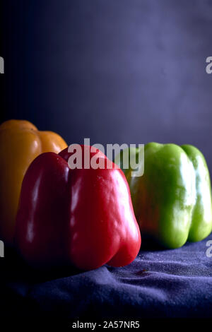 Rosso , Giallo , verde di peperone dolce in un tavolo di legno . Cibo sano Foto Stock