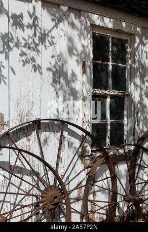 Ruote di carri contro un edificio a Buffalo Gap storico villaggio di Taylor non costituite in società County, Texas, città con lo stesso nome, nei pressi di Abilene Foto Stock