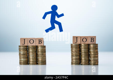 Persona che salta da un lavoro a un altro con leggermente più elevati salari Foto Stock