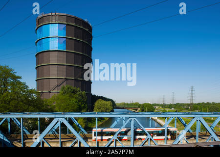 Gasometro presso un centro commerciale, Oberhausen, Ruhr, Renania settentrionale-Vestfalia, Germania Foto Stock