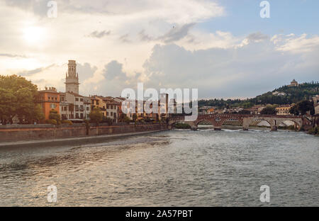 Vista panoramica sul fiume dige in serata a Verona Foto Stock
