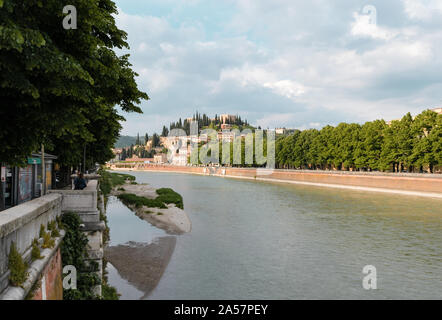 Vista panoramica sul fiume dige in serata a Verona Foto Stock