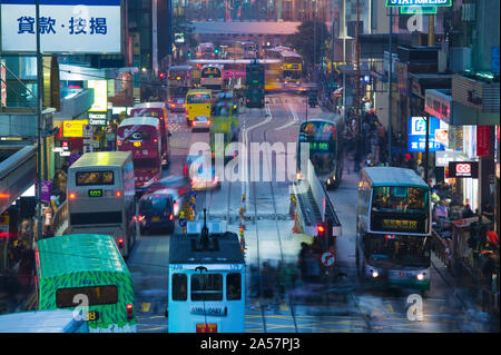 Il traffico su una strada di notte, Des Voeux Road Central, il distretto centrale, Isola di Hong Kong, Hong Kong Foto Stock