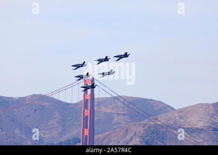 Aero L-39 Albatros dei civili "Patriots Jet Team" aerobatic team di visualizzazione eseguire durante il San Fransisco Settimana della flotta air show 2019. Foto Stock