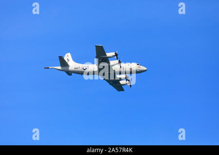 Lockheed P-3 Orion velivolo di sorveglianza marittima della United States Navy che esegue un flypast alla San Francisco Fleet Week del 2019 Foto Stock